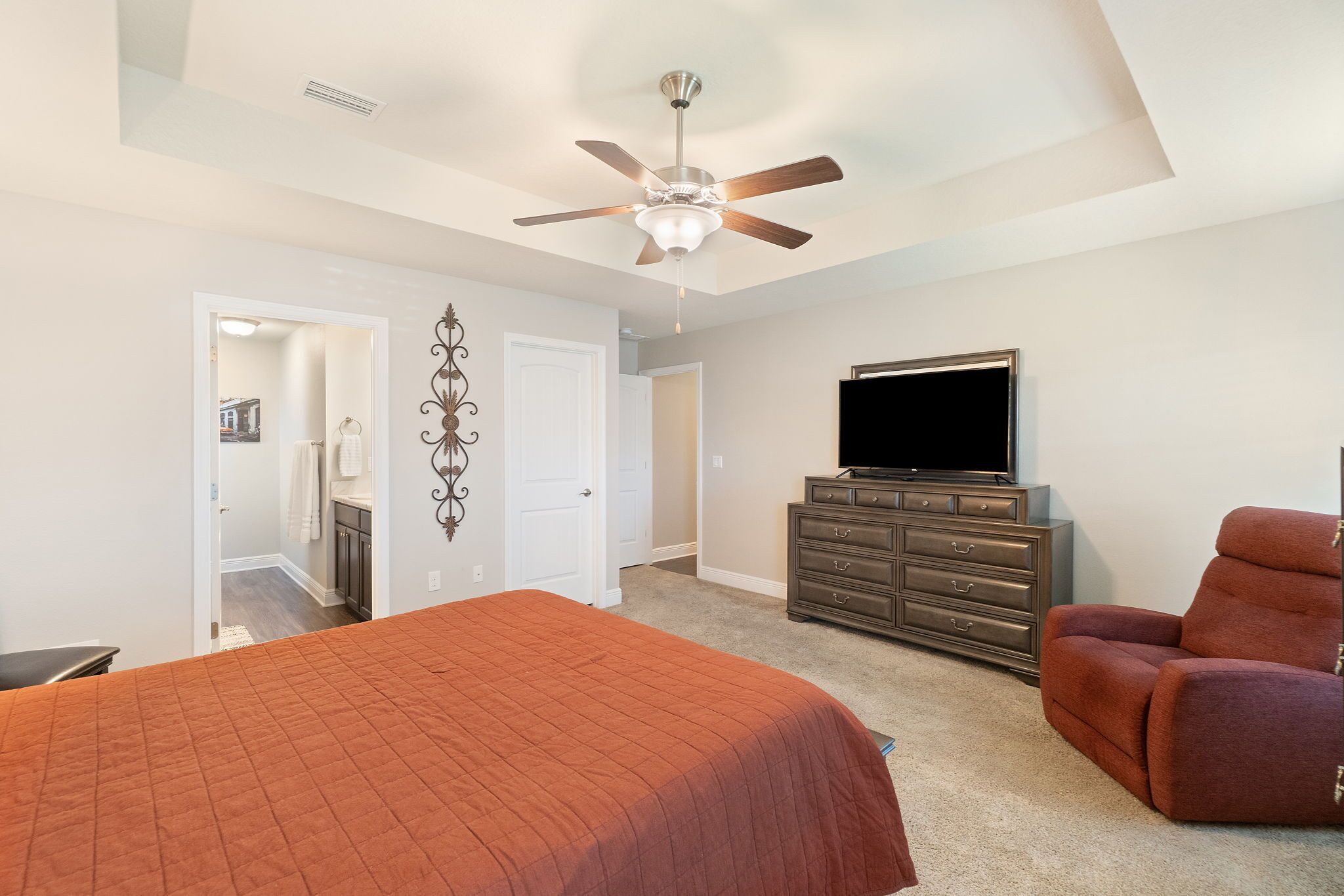 3 slaapkamers, een strijkplank/strijkijzer, gratis wifi, beddengoed