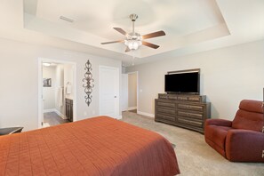 3 bedrooms, iron/ironing board, free WiFi, bed sheets - 30 Minutes to Beaches and Entertainment (Milton)