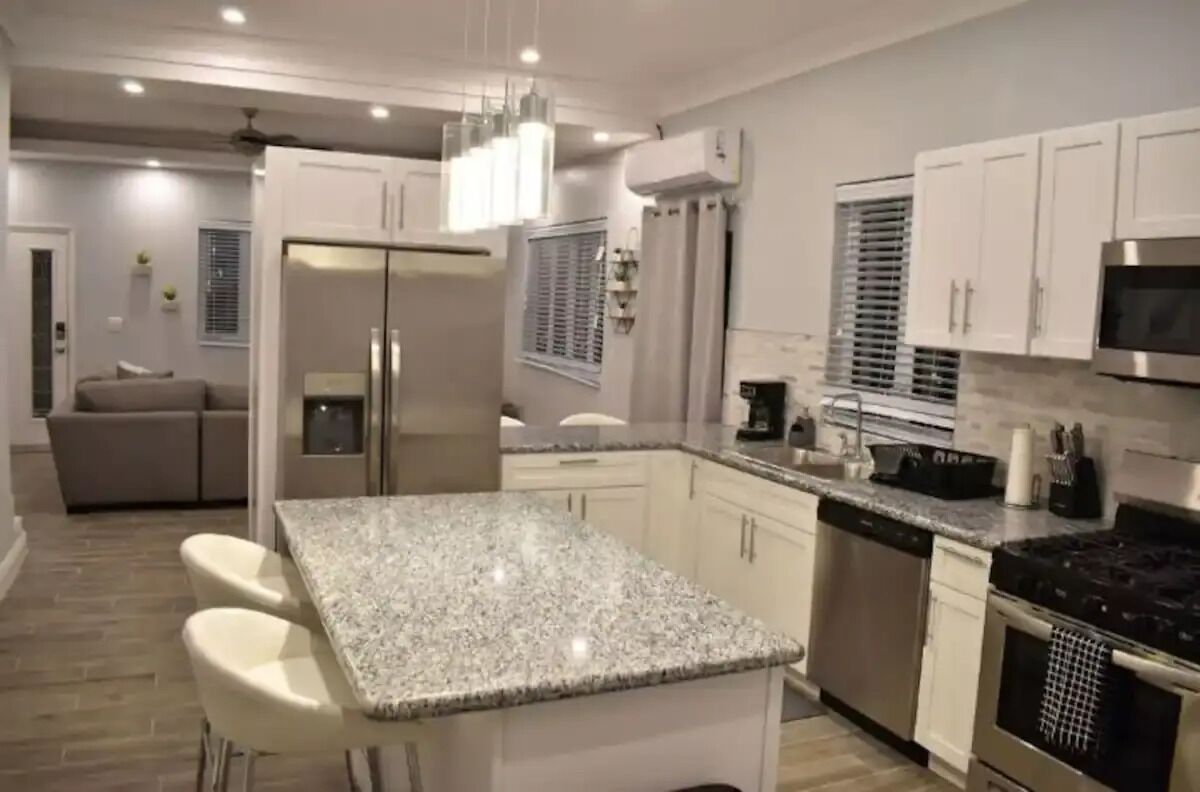 Geladeira, micro-ondas, fogão, cooktop