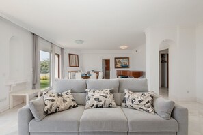 TV, fireplace, books - House with access to the beach, sea views and south facing, in Puerto Banus (Marbella)