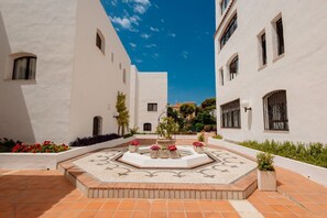 Property grounds - House with access to the beach, sea views and south facing, in Puerto Banus (Marbella)