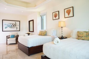 3 makuuhuonetta, tallelokero huoneessa, silitysrauta/-lauta