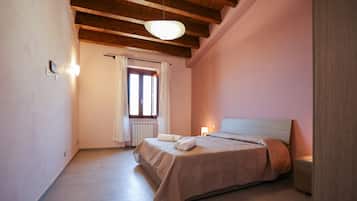 2 bedrooms, iron/ironing board, WiFi