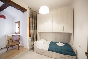 3 slaapkamers, een strijkplank/strijkijzer, gratis wifi, beddengoed