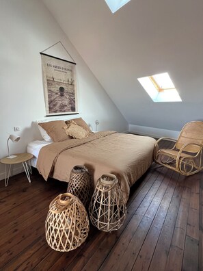 5 bedrooms, iron/ironing board, WiFi, bed sheets