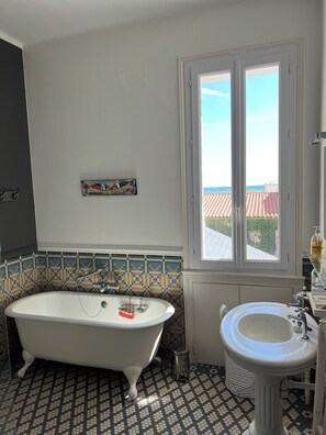 Haartrockner, Handtücher, Seife, Toilettenpapier