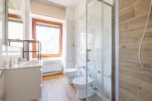 Douche, sèche-cheveux, bidet