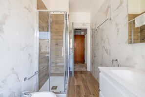 Shower, hair dryer, bidet - White Studio in Rome (Roma)