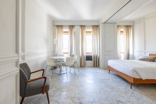 1 habitación, tabla de planchar con plancha, wifi y ropa de cama