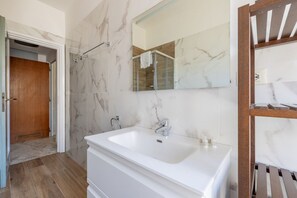 Ducha, secador de pelo, bidet