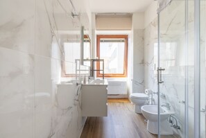 Dusche, Haartrockner, Bidet