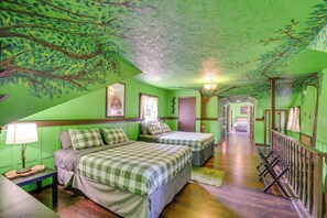 7 bedrooms, desk, iron/ironing board, travel cot - Missouri Castle w/ Private Lake, Pool & 100 Acres! (Saint Mary)