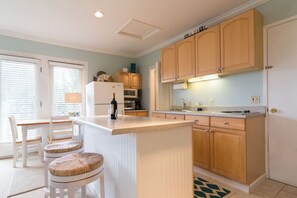 Kühlschrank, Mikrowelle, Herdplatte, Wasserkocher mit Kaffee-/Teezubehör