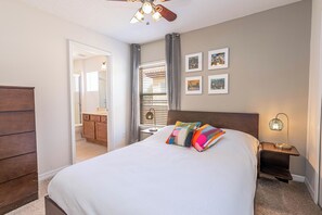 6 bedrooms, iron/ironing board, free WiFi, bed sheets - Spacious 6BR villa in Bella Vida Resort with private pool and lake view near Disney (Kissimmee)