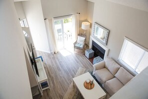 TV, fireplace - Unit #2 · Pacific Beach Gem 2bd/2bth Loft, Parking & Laundry (San Diego)