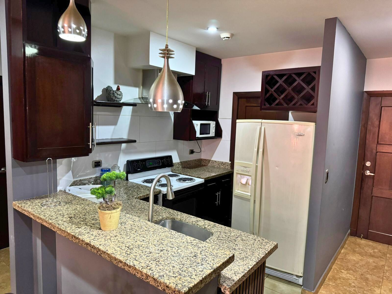 Casa Del Valle Apartment A2 | Cocina privada | Frigorífico grande, microondas, plancha y utensilios de cocina