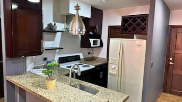 Casa Del Valle Apartment A2 | Cocina privada | Frigorífico grande, microondas, plancha y utensilios de cocina