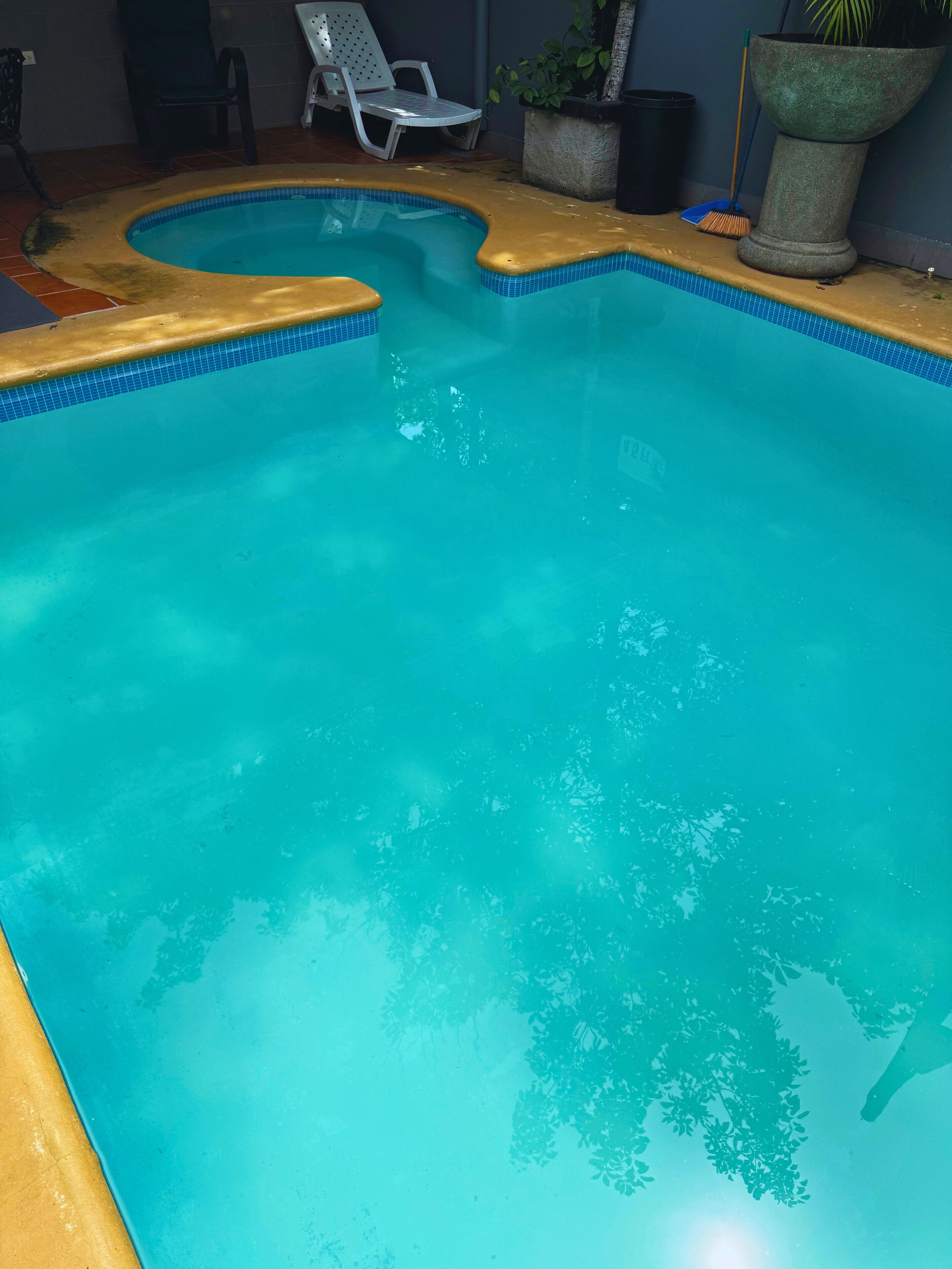 أغطية فراش متميزة وألحفة محشوة بالريش ومساحة عمل للكمبيوتر المحمول