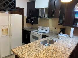 Refrigerador con freezer, microondas, plancha de cocina