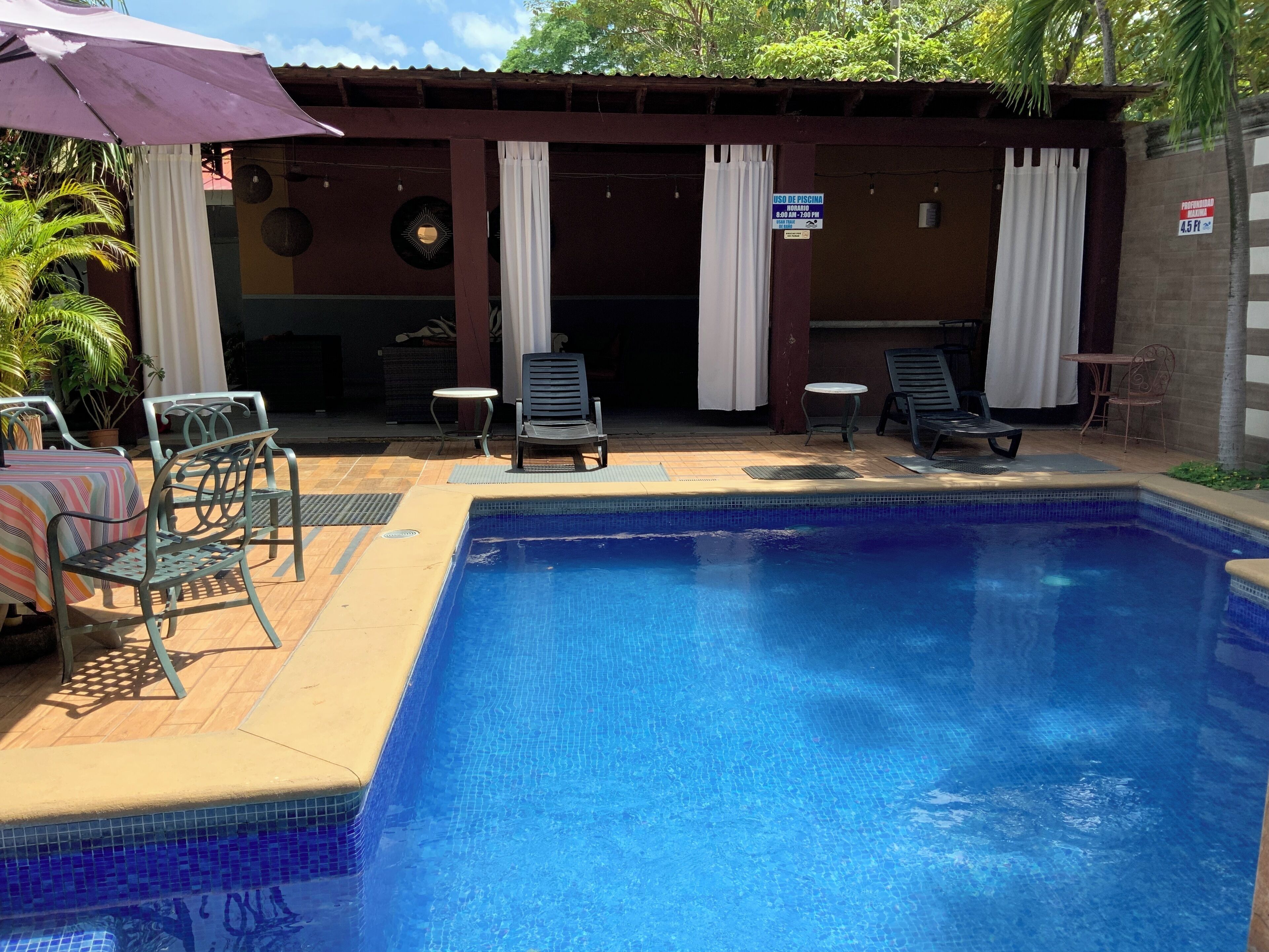 2 من حمّامات السباحة الخارجية، مظلات على حمّام السباحة