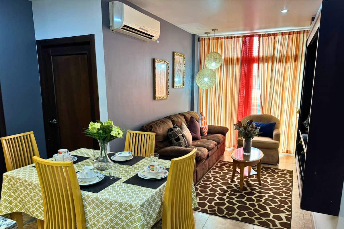 Casa Del Valle Apartment A1 | Área de sala de estar | Televisión de plasma de 32 pulgadas con canales por cable