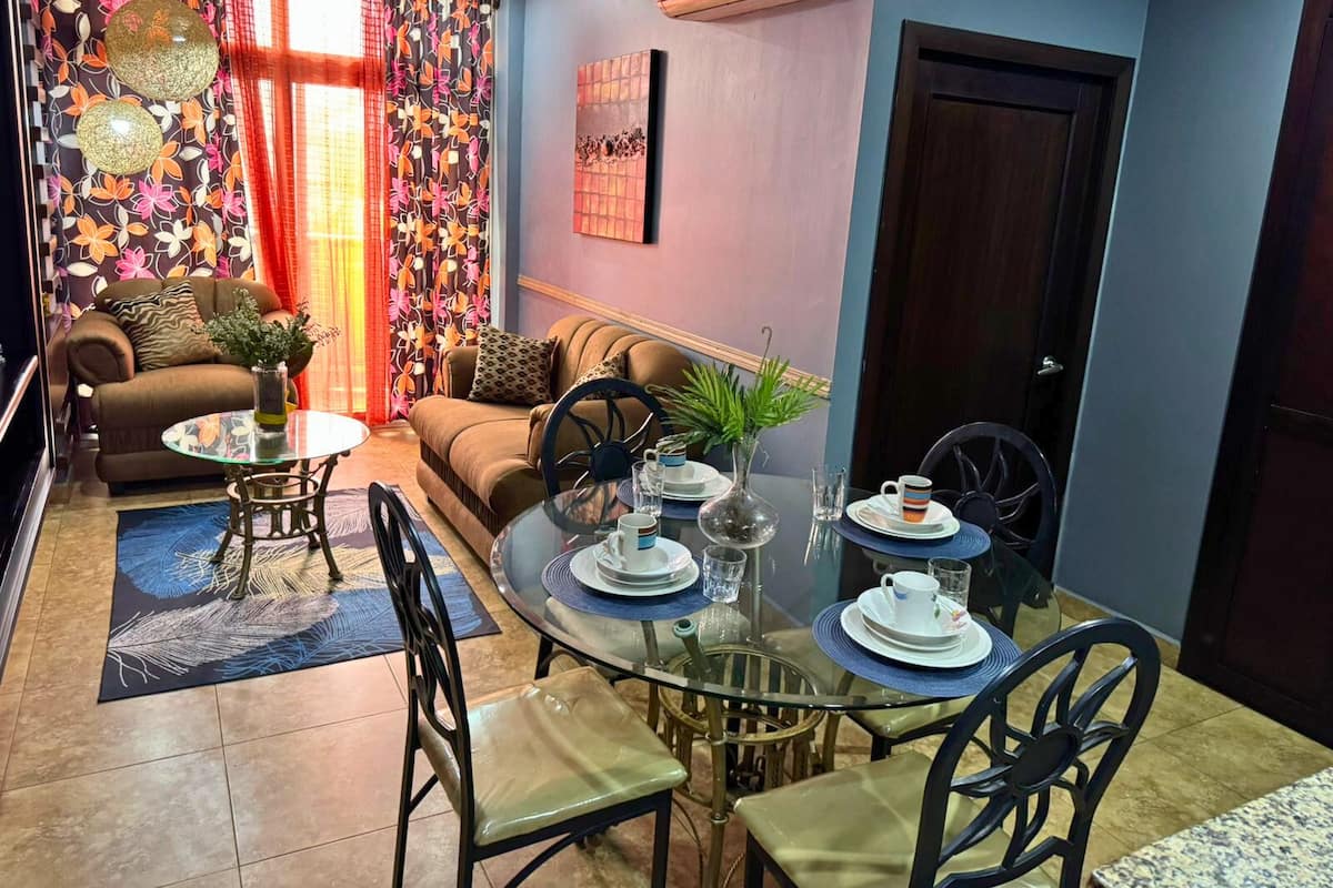 Casa Del Valle Apartment A2 | Área de sala de estar | Televisión de plasma de 32 pulgadas con canales por cable