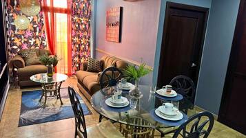 Casa Del Valle Apartment A2 | Zona de estar | Televisión de plasma de 32 pulgadas con canales por cable