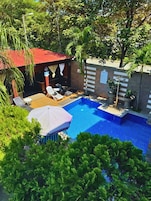 2 piscinas al aire libre, sombrillas