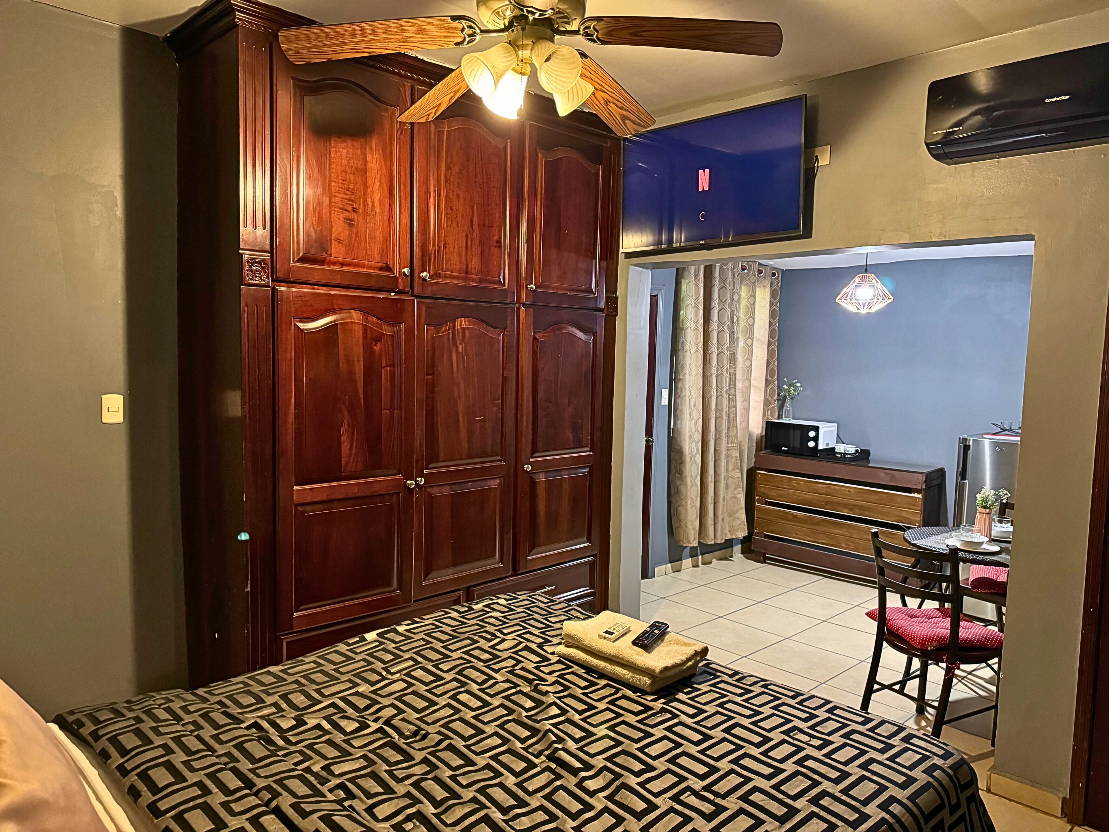 Standard Room Casa Del Valle C1 | Hochwertige Bettwaren, Daunenbettdecken, laptopgeeigneter Arbeitsplatz