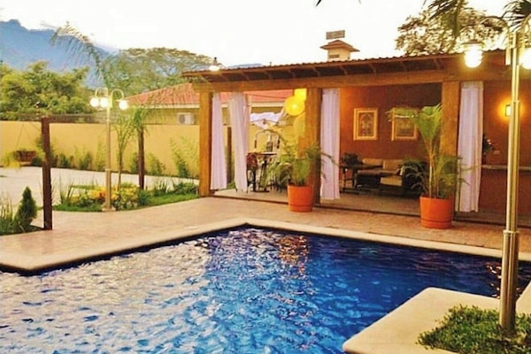 2 piscinas al aire libre, sombrillas