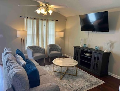 Smart TV. Peaceful Private Home near Moody, Wild Adventures