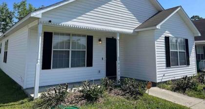 Peaceful 3BR Home Near Moody AFB + Parking