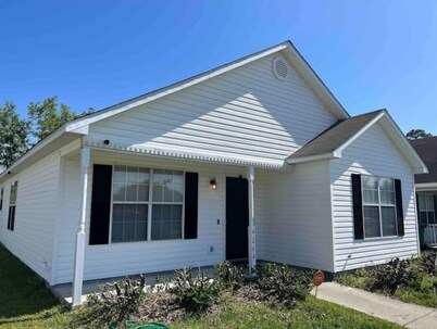 Peaceful 3BR Home Near Moody AFB + Parking