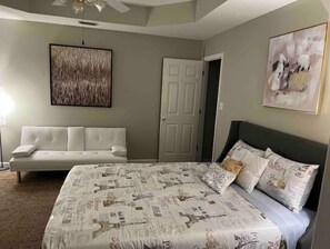 3 habitaciones, escritorio, tabla de planchar con plancha y wifi