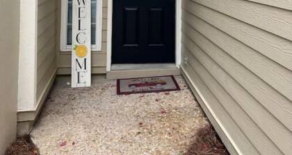 Clean & Comfy 3 BR 2 Bath Townhouse 4 Queen beds