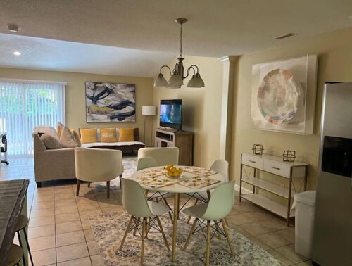 Clean & Comfy 3 BR 2 Bath Townhouse 4 Queen beds