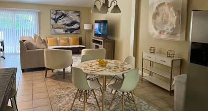 Clean & Comfy 3 BR 2 Bath Townhouse 4 Queen beds