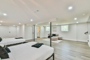 4 bedrooms, iron/ironing board, WiFi, bed sheets