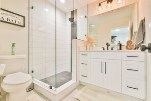 Een douche, een haardroger, handdoeken, zeep