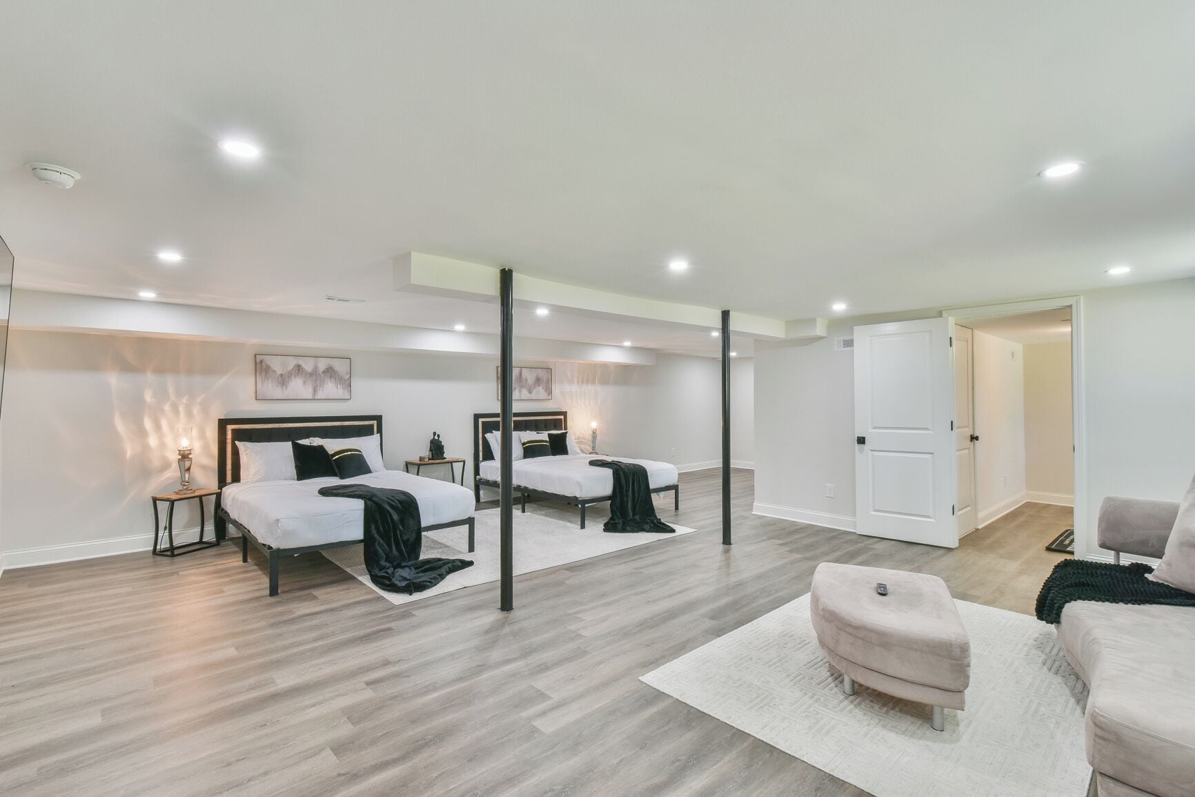 4 bedrooms, iron/ironing board, WiFi, bed sheets