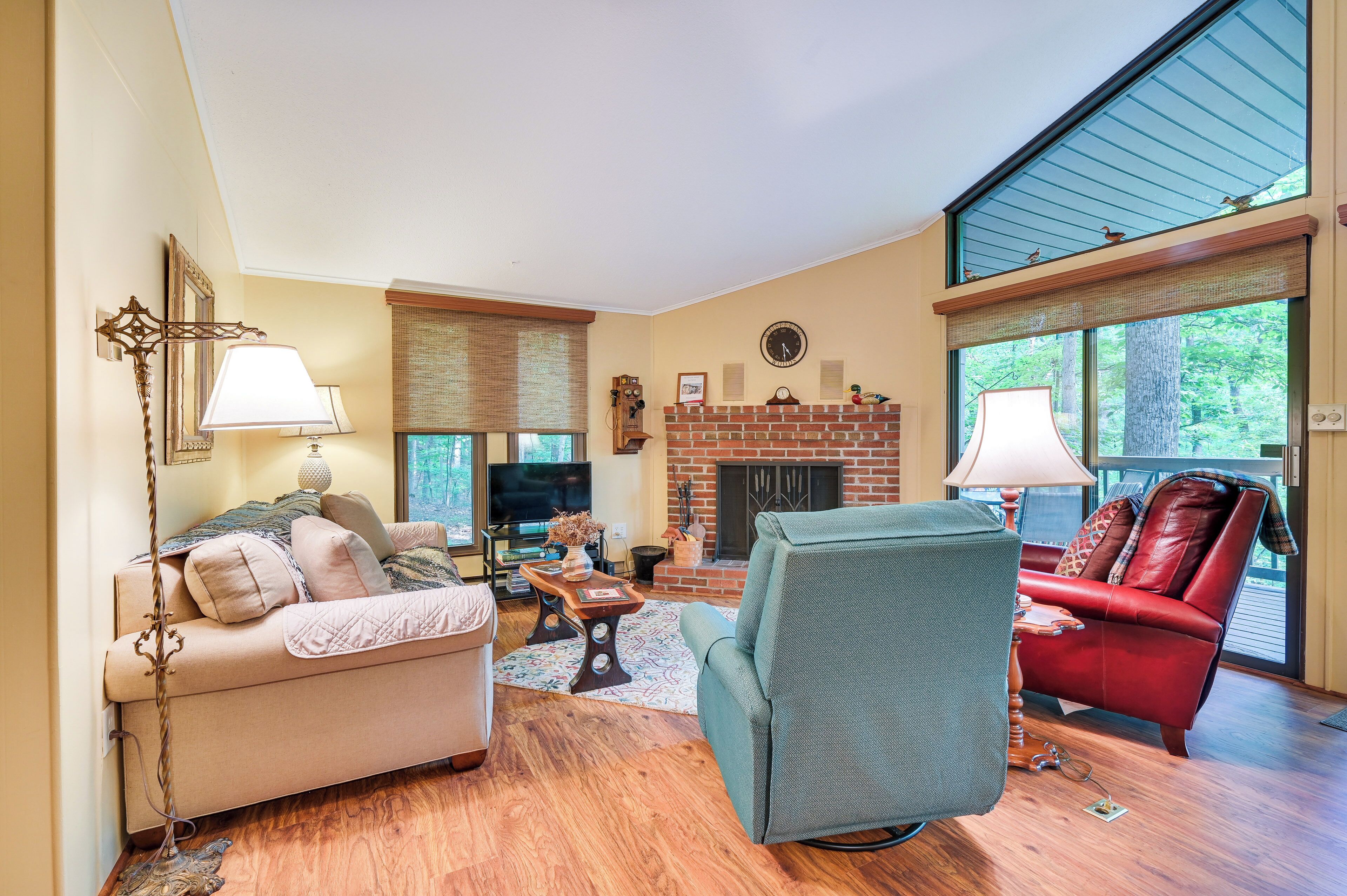 Charming Hedgesville Retreat W/ Deck + Fireplace! - West Virginia