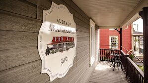 A wooden porch with a sign reading "AUBERGE AKAMARSKA 346". - Auberge Akamaraska (Kamouraska)