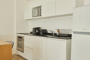 Refrigerador, microondas, horno, placa de cocina