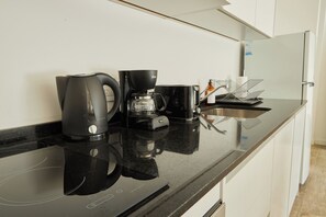 Kühlschrank, Mikrowelle, Ofen, Herdplatte