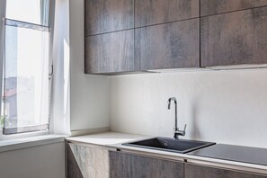 Een oven, een kookplaat, een vaatwasser