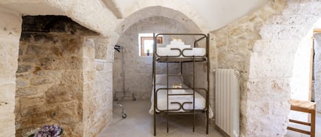 4 habitaciones, tabla de planchar con plancha, wifi y ropa de cama