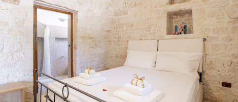 4 bedrooms, iron/ironing board, WiFi, bed sheets