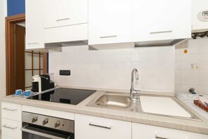 Frigorifero, forno, piano cottura, tostapane