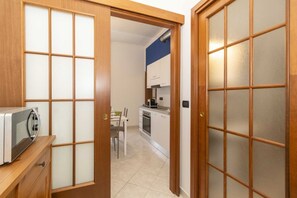 Fridge, oven, stovetop, cookware/dishes/utensils