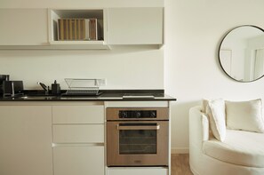 Fridge, microwave, oven, coffee/tea maker